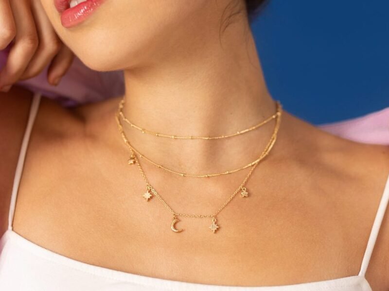Read more about the article The 5 Gold Necklace Trends Women Can’t Miss in 2026