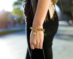 Read more about the article 12+ Gold Bracelets That Bring the Perfect Glow to Your Summer 2026 Looks
