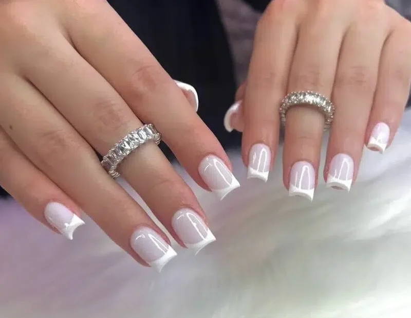 Read more about the article 10+ White French Tips Nail Designs You Can Wear All Year Long 2026