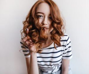 Read more about the article How to Take Care of Wavy Hair Naturally Without Losing Texture