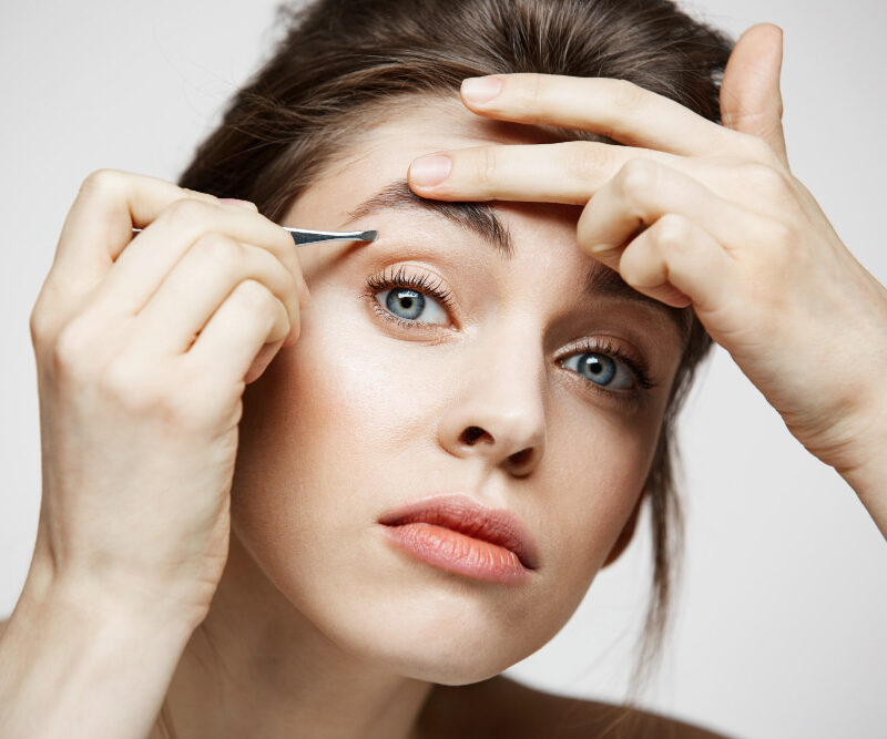 You are currently viewing 9 Tips To Safely Shave Your Eyebrows