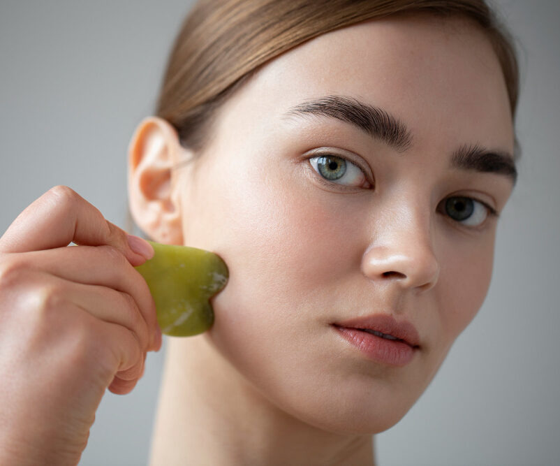 You are currently viewing Gua Sha for Beginners: Sculpt, Lift, and Relax