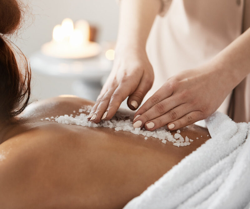 You are currently viewing 7 Natural DIY Sugar Scrubs for Body at Home