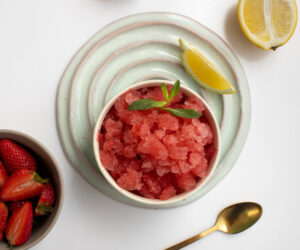 Read more about the article 6 Easy DIY Strawberry Scrub Recipes