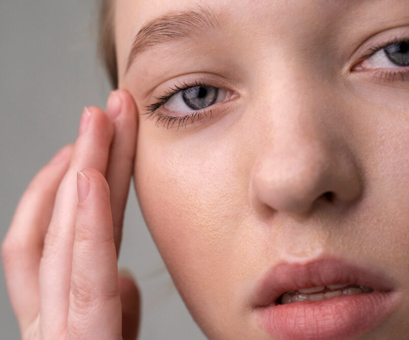 You are currently viewing 8 DIY Creams and Oils for Skin Under Eyes