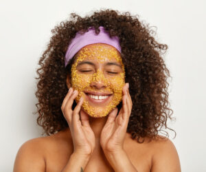 Read more about the article 7 DIY Orange Face Scrub Recipes For Glowing Skin