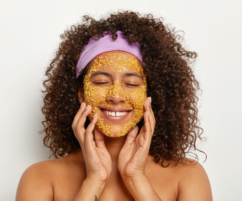 Read more about the article 7 DIY Orange Face Scrub Recipes For Glowing Skin