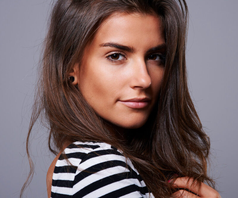 You are currently viewing 7 Easy DIY Hair Highlights for Brunettes at Home