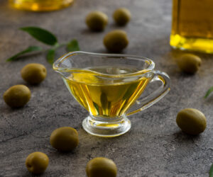 Read more about the article 6 DIY Olive Oil Leave-In Conditioner Recipes for Healthy Hair