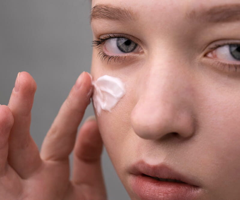 Read more about the article Why Your Skin Looks Better After Slugging — The Real Explanation