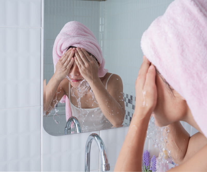Read more about the article Double Cleansing: Who Actually Needs It and Who’s Just Washing Their Face Twice