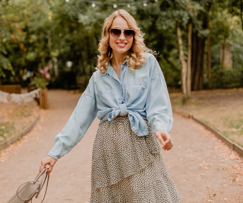 Read more about the article How to Dress for In-Between Weather (Without Looking Like You Can’t Make Up Your Mind)